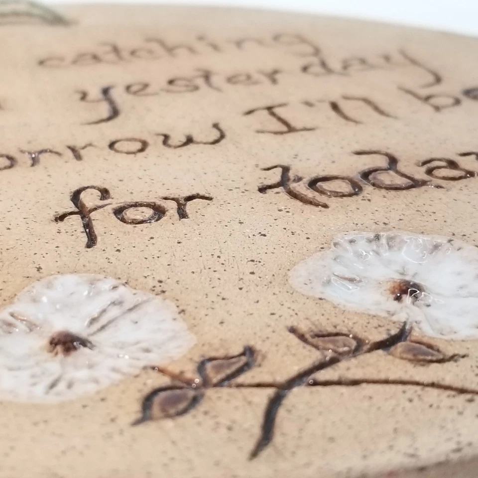 Керамическая настенная табличка ручной работы с терракотовыми цветами круг сегодня завтра - Изображение 3 из 4