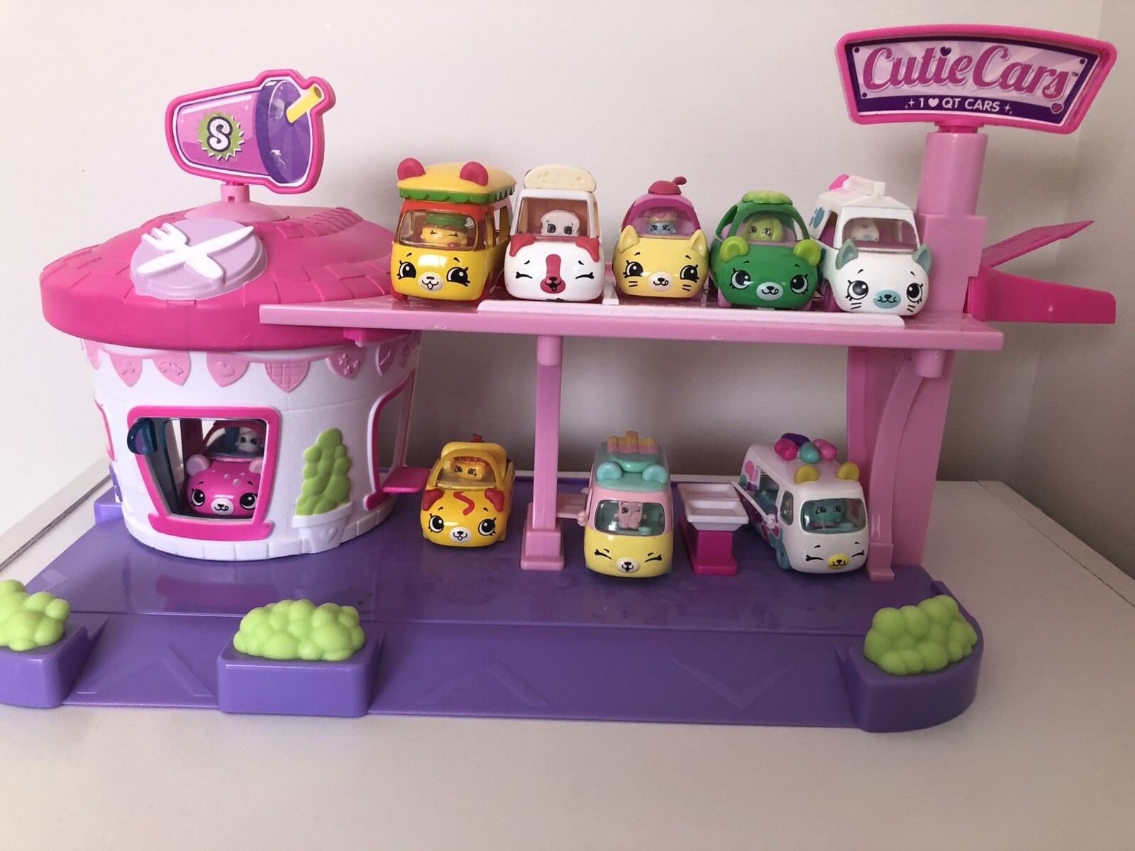 Shopkins Cutie Cars Drive Thru Diner Play Set With 9 Cars And Cuties