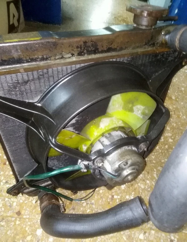 FIAT 128 COUPE' RADIATORE ACQUA MOTORE COMPLETO DI VASCHETTA ED ACCESSORI (517) - Image 2 of 4