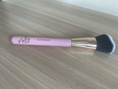 Mally Large Angled Blush Brush - Rouge Neu Pink Versiegelt