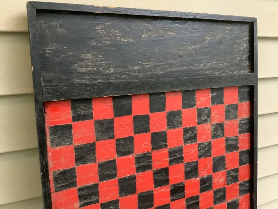 Antiguo tablero de juego rojo y negro tablero de ajedrez arte popular madera primitiva Foto 3 de 4