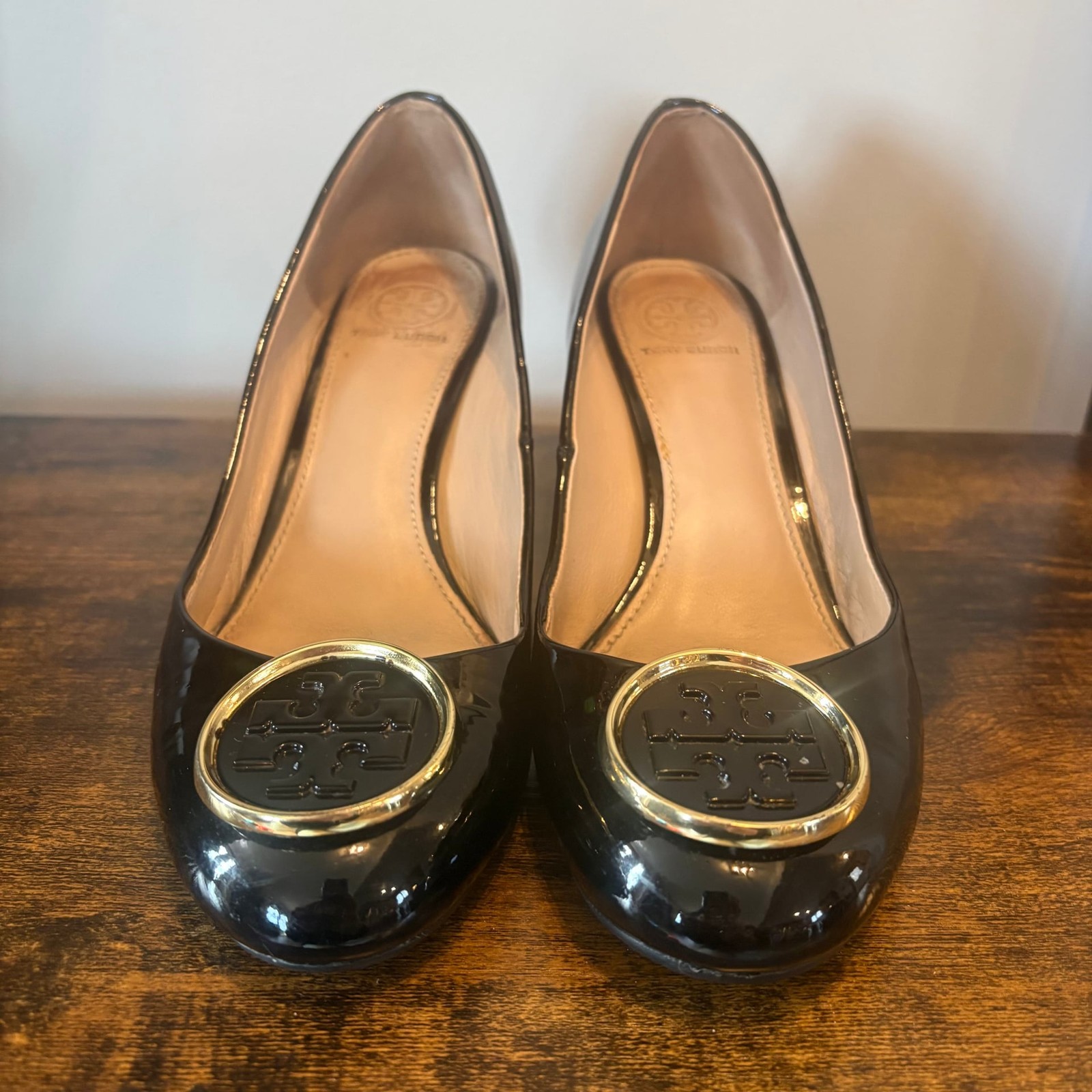 Tory Burch Black Patent Logo Wedge Pumps Size 7.5 Classic Heels thumbnail 2