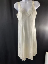 Vintage Vanity Fair Womens Slip Dress Size 34 Romantic Fairycore Ethereal Dainty