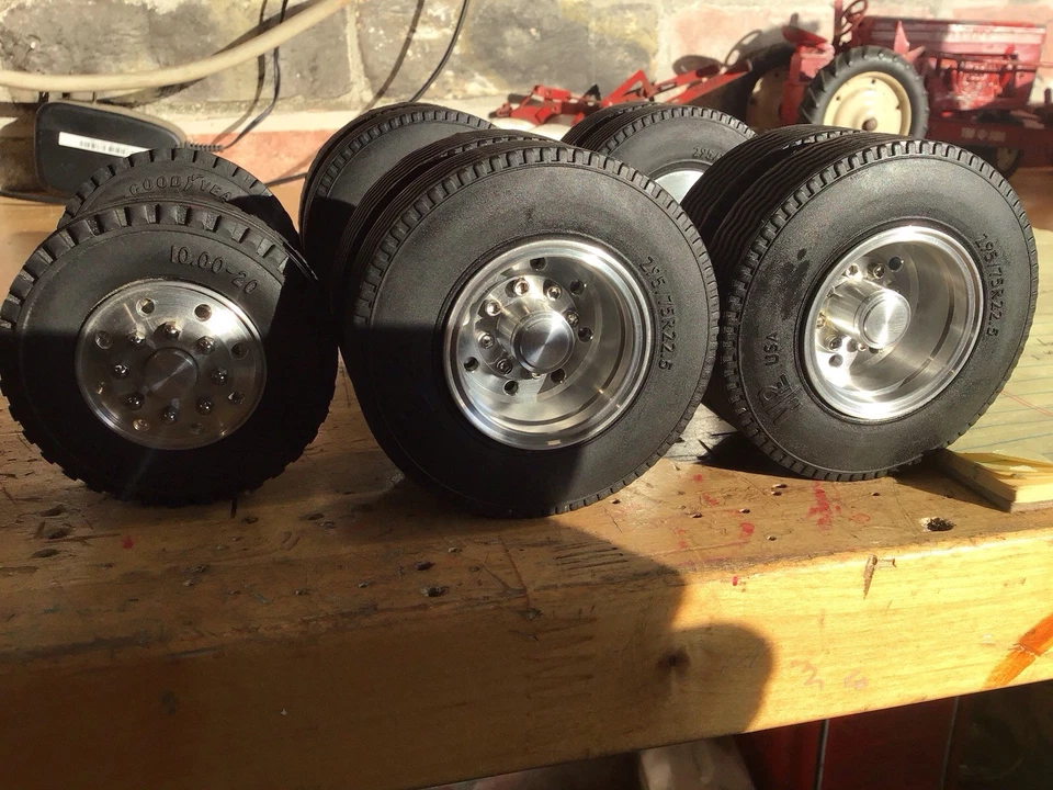 Llantas y neumáticos de camión personalizados para un Smith Miller, ¿todo americano escala 1/16? O RC Foto 3 de 4