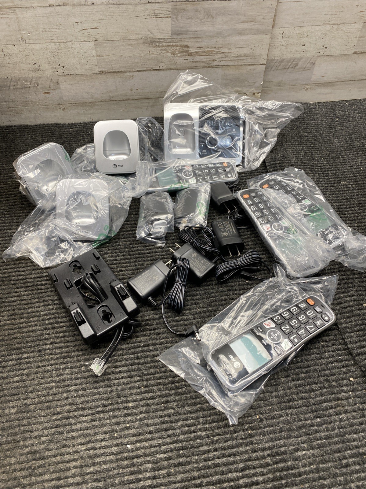 AT&T BL102-4 Cordless Phone  Answering Machine Call Blocking  4 Handsets