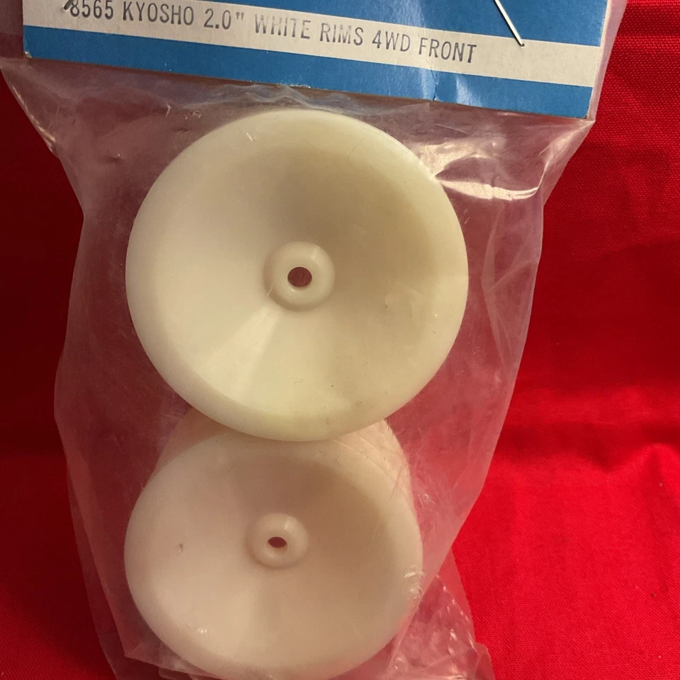 IMEX 8565 Kyosho 2.0’’ White Rims 4WD Front - Image 3 of 4