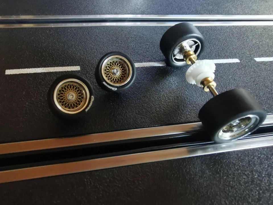 Carrera Digital 132 Ford Capri Zakspeed 30831 30832 -- Achsen + Reifen -- NEU