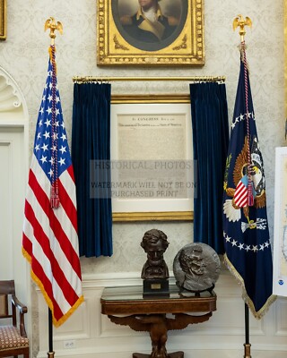 THE DECLARATION OF INDEPENDENCE IN DONALD TRUMPS OVAL OFFICE 8X10 PHOTO