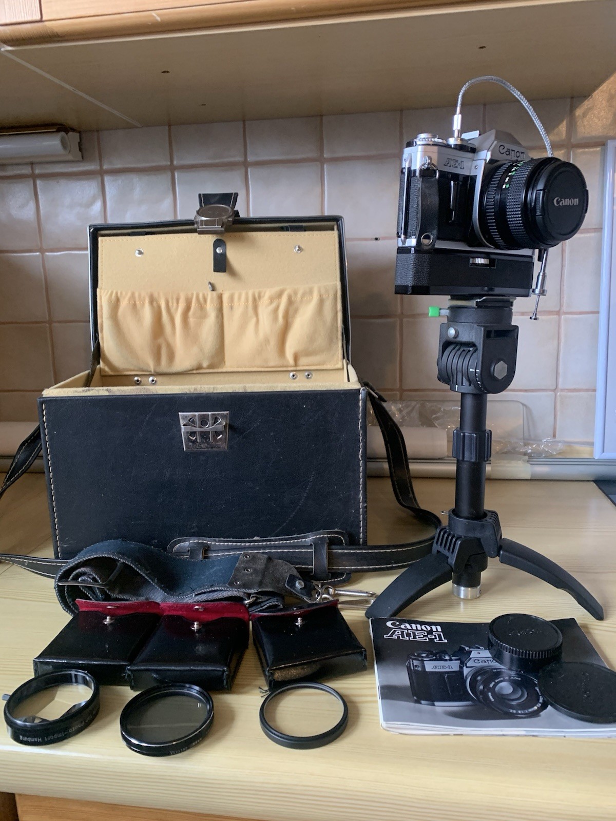 FOTOCAMERA con custodia e treppiede CANON AE1 reflex