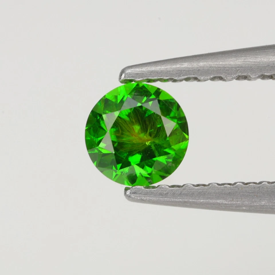 0.22 ct, Faceted Russian demantoid garnet high with horsetail inclusion - Image 3 of 3