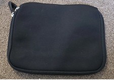 Custodia nera in neoprene con cerniera per tablet/piccolo laptop.