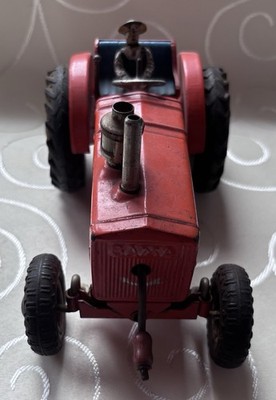 Gama Traktor ist ein Blechspielzeug