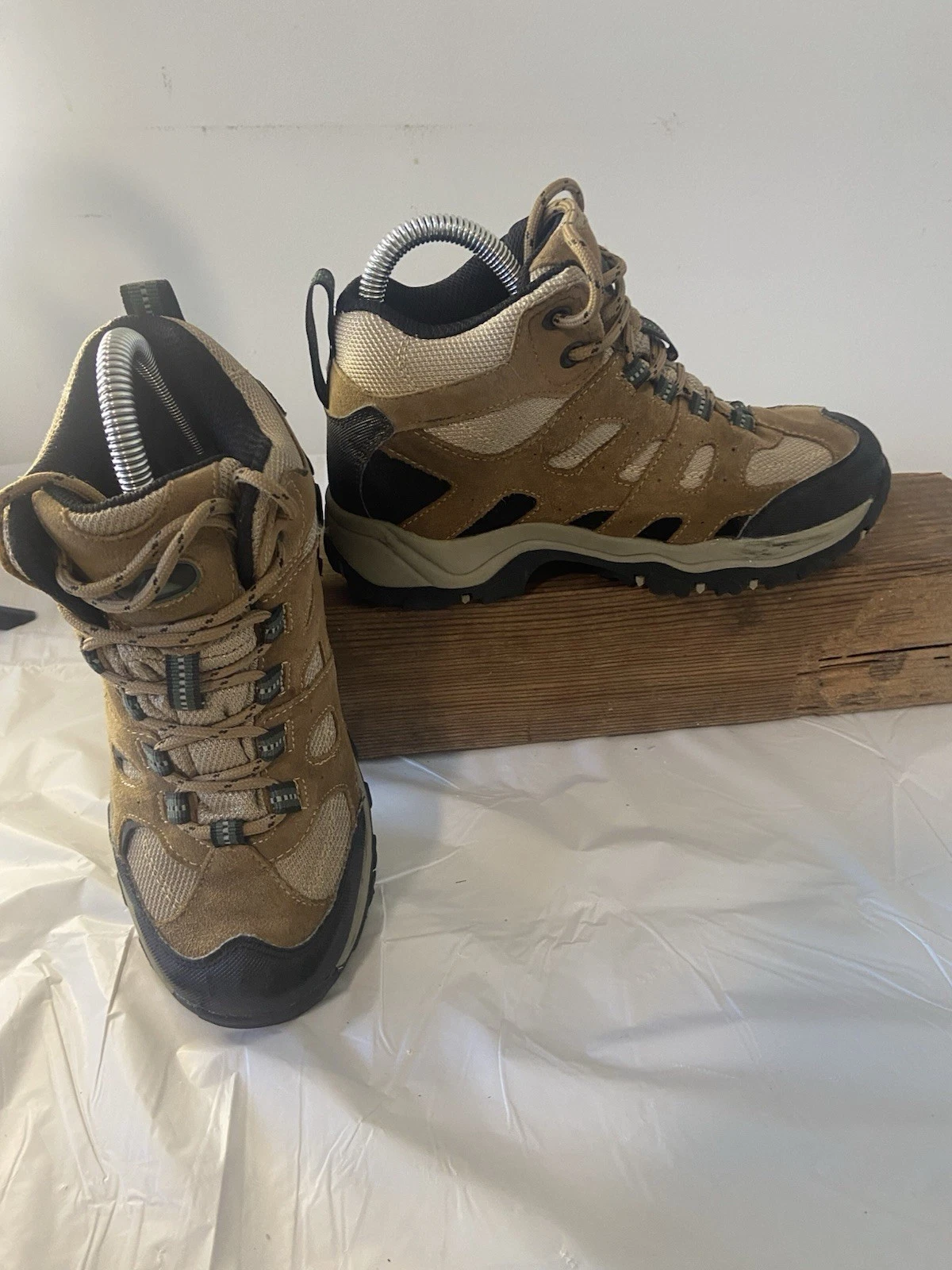 Men's Merrell Moab Outland Brown Hiking/ Camping Mid Boots -Size 4-Waterproof