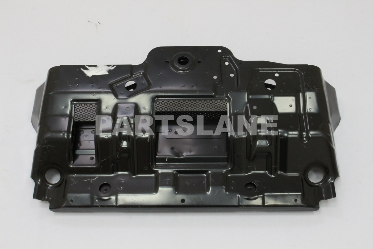 【中古】TOYOTA　51405-60210 Toyota 4Runner FJ Cruiser OEM Genuine Engine Under Cover Protector