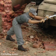 1/35 Resin Figure Model Kit WWII German Tanker Cranking Up Unassembled Unpainted