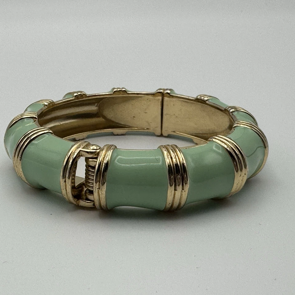 "Brazalete brazalete con bisagra de bambú tono dorado esmalte verde J.Crew 6,5""" Foto 2 de 4