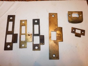 ASSORTED LOT BRASS AND STEEL DOOR STRIKE PLATES HARDWARE