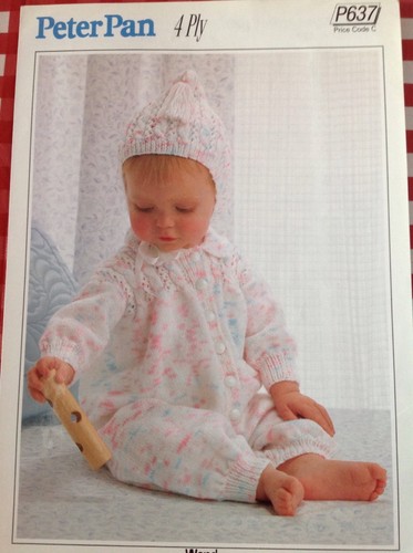 PETER PAN ~ Baby Strickmuster ~ Strampler und Kapuze ~ 4-fädig ~ 41-51 cm (16-20 Zoll