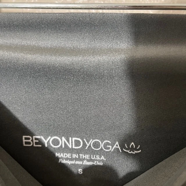 beyond-yoga metallic athletic cropped logo leggings