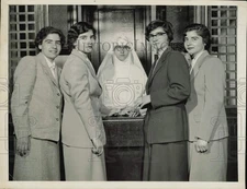 1953 Press Photo Dionne Quints pose at convent of St. Agathe in Quebec