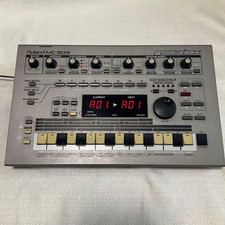Roland MC-303 Groovebox Drum Machine Synth Bass Sequencer con adattatore