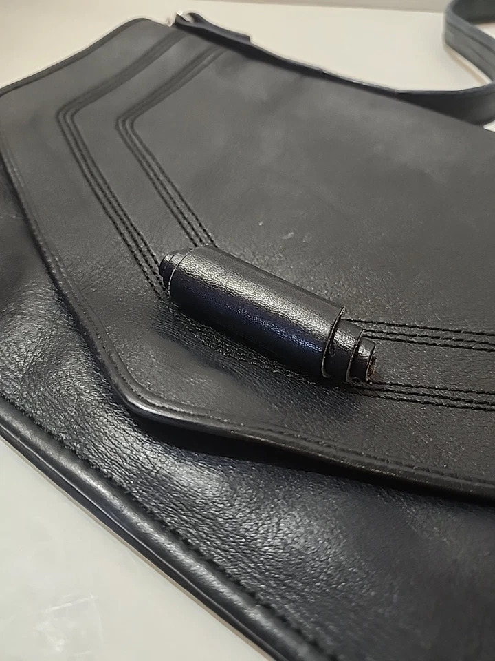 Cartera clutch sobre vintage de cuero negro hecha en Columbia Foto 2 de 4