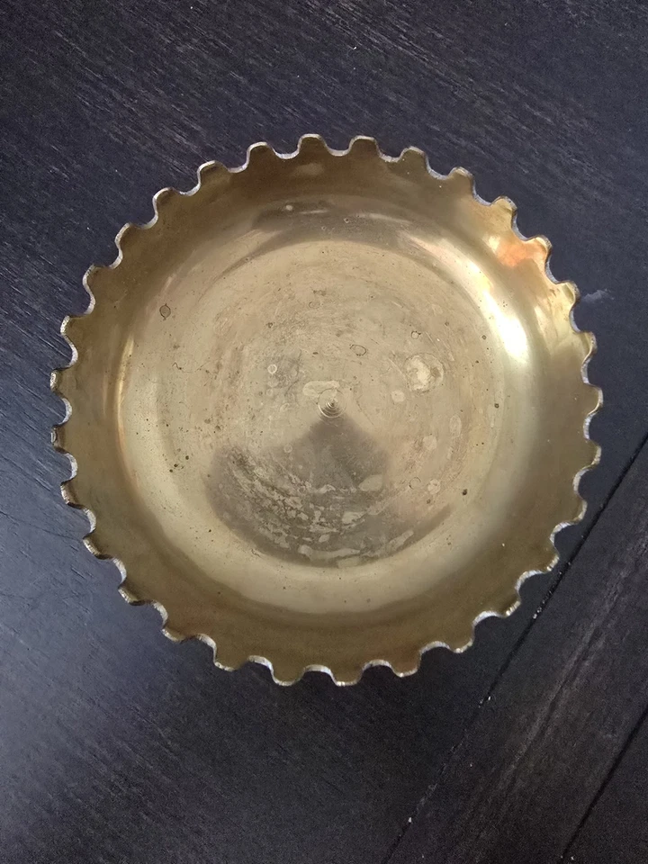 Bandeja de cenizas de latón festoneado Alan Fletcher de colección rara candelabro plato de baratija Foto 2 de 4