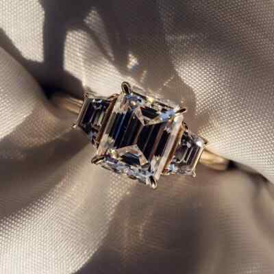 Verlobungsring 9 kt Gelbgold 5,85 TCW Smaragdschliff Moissanit mit drei Steinen besetzt