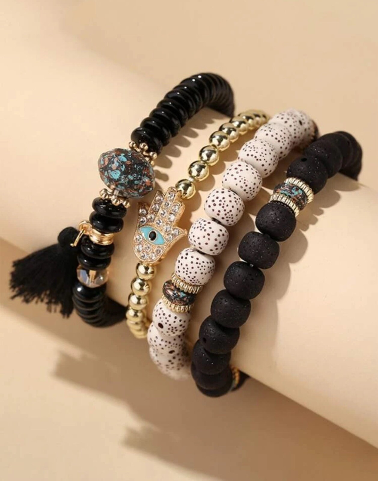 Bracelet doré or jaune d'exception aux perles noires satinées