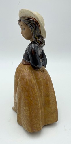 Retired 1987 NAO by Lladro Hand Made Signed FIGURINE GIRL IN BROWN SKIRT & HAT - Picture 2 of 13