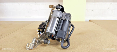 Orig. Mercedes-Benz Kompressor Luftfederug + Ventil-Block Airmatic A2133202904