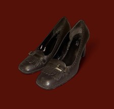 Vintage East 5th Black leather mid heel pumps with tassels, size unknown.