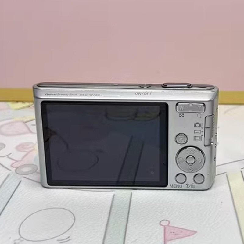 SONY Cyber Shot DSC-W730 16.1 MP Silver Digital Camera 8x Zoom