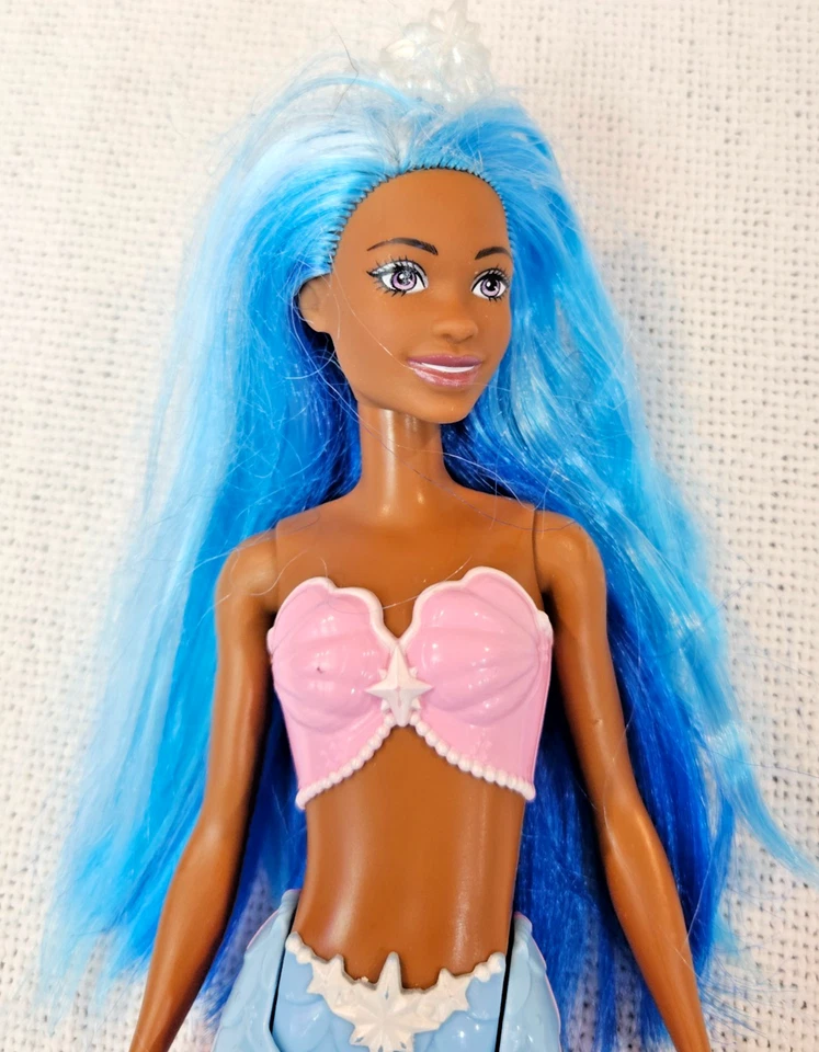 Barbie rara afro-americana cabelo azul sereia negra 2021 da Mattel - Imagem 2 de 4