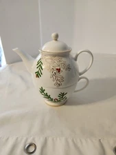 LENOX Merry & Bright Evergreens Berry Teapot & Tea Cup Stackable Tea For One Set