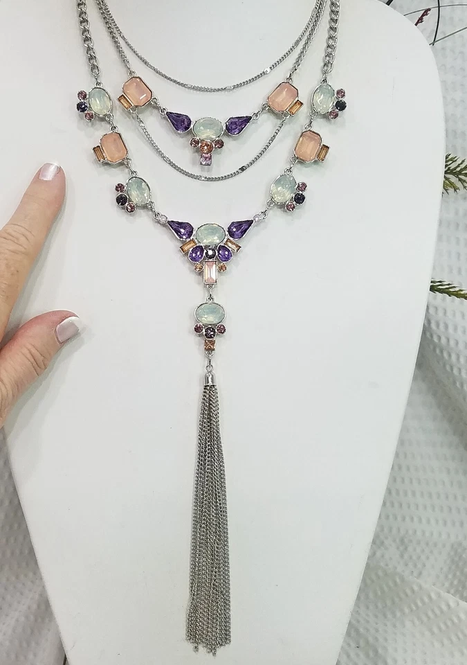 Collar Colgante Multi Hilo Firmado Guess Cristal Lavanda y Melocotón Tono Plata Foto 3 de 4