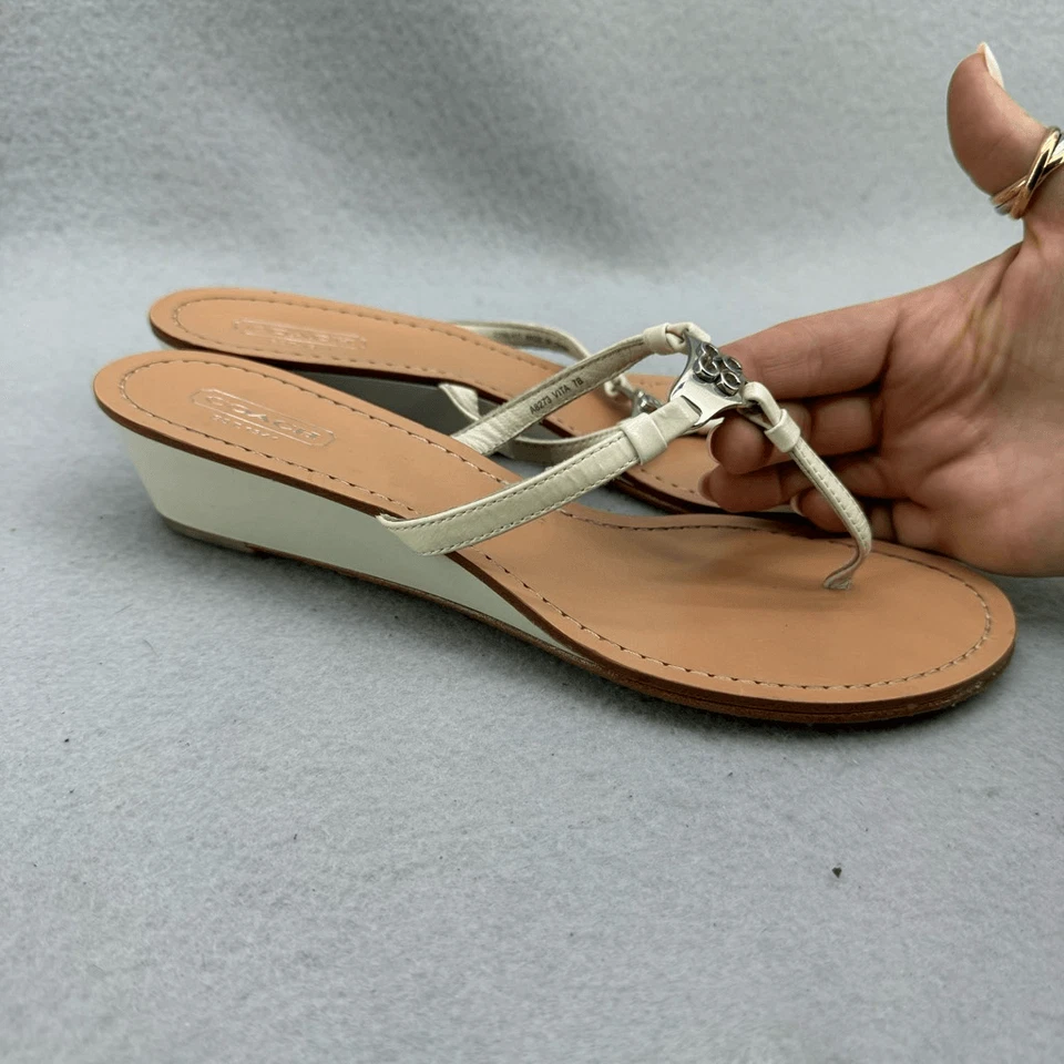 Sandalias chanclas de cuero Y2K Coach para mujer beige blancas Vita con tacón de cuña talla 7 Foto 4 de 4