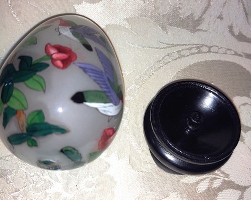 Reverse Painted Glass Egg Hummingbirds Signed BYA 1994 with Wood Stand - Picture 3 of 3