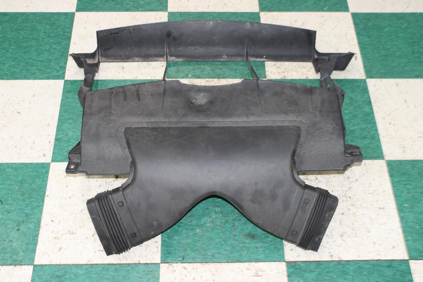 14-17 Ghibli 3.0L Radiator Air Guide Deflector Cleaner Duct Intake OEM Unit OE