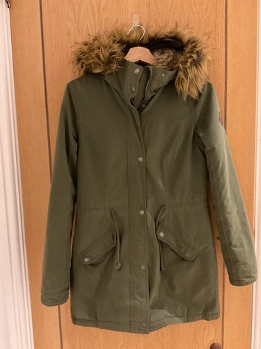 Abrigo Parka Hollister Forrado de Piel Sintética en Verde Caqui Talla Pequeña (aprox UK 8) - Imagen 14 de 14