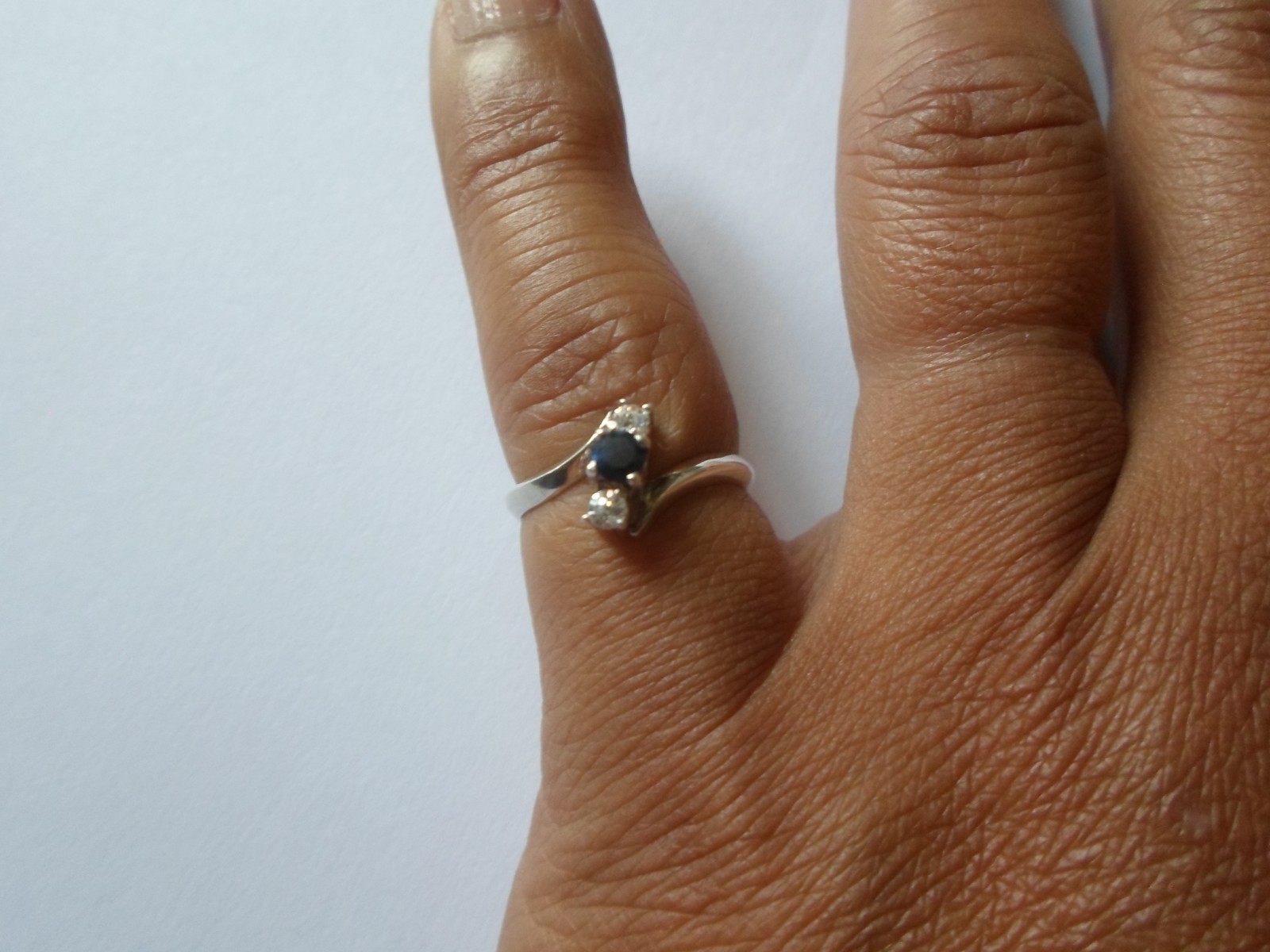 solid silver ring, 1 dark blue stone, 2 zirconium… - image 1