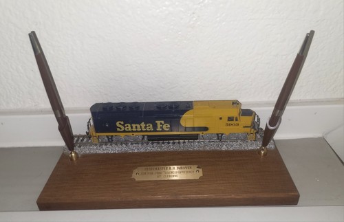 VINTAGE SANTA FE LOKOMOTIVE MOTOR SCHREIBTISCH DOPPEL SCHREIBSTIFT SET (HOLZ MONTIERT)