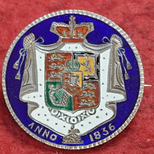 1836 WILLIAM IV SILVER HALFCROWN ENAMELLED BROOCH IN 5 COLOURS EN07