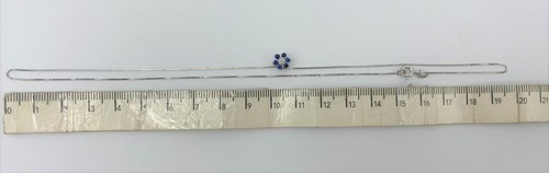 Collana da donna realizzata in oro bianco 18 kt con diamante e zaffiri blù. Nuov - Foto 8 di 10