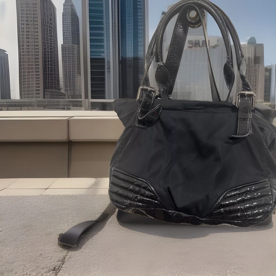 Bolso de Mano/Bolso de Hombro BURBERRY Negro Nylon Borde de Charol - Usado en Excelente Condición Foto 2 de 4