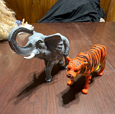 Elephant & Tiger Plastic Animal Figures Set, equipped with sound (weak) Ages 3-7