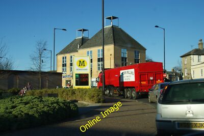 Foto 6x4 Verkehr steht Schlange, um aus Morrisons Diss herauszukommen Es gibt einen Morris c2013