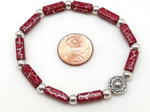 Bracciale elastico perline tubolari rosso opaco e argento con accenti argento, 7 pollici circa - Foto 4 di 6