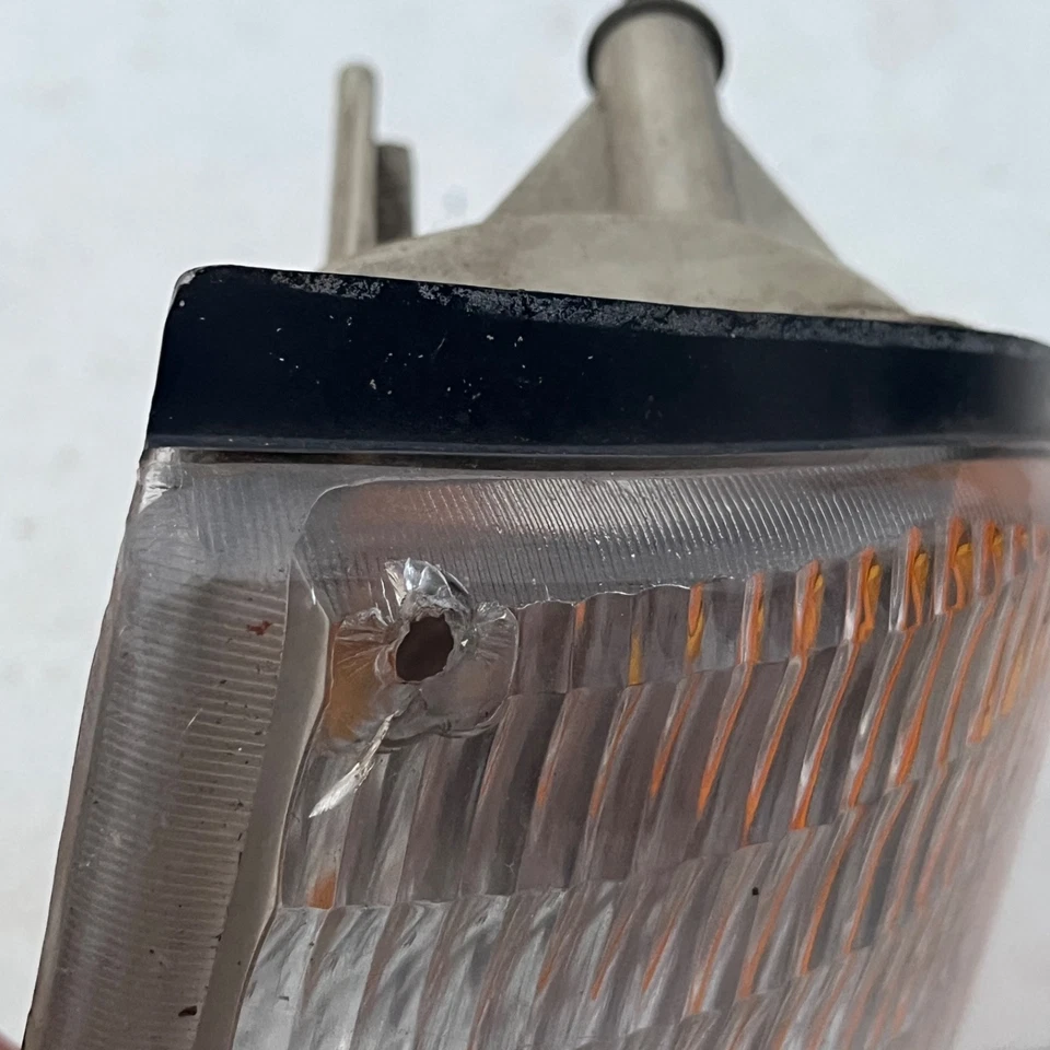 Luz de señal de giro delantera izquierda Ford Mustang 1987-1993 OEM E7ZB-15A429-AC orificio Foto 2 de 4