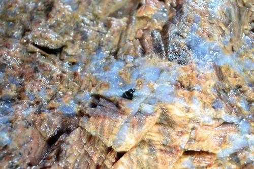 27,4 libbre. Esemplare di roccia grezza pegmatite con presenza di feldspato e calcedonio - Foto 6 di 13